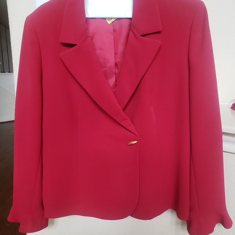 Ladies red Le suit jacket and skirt